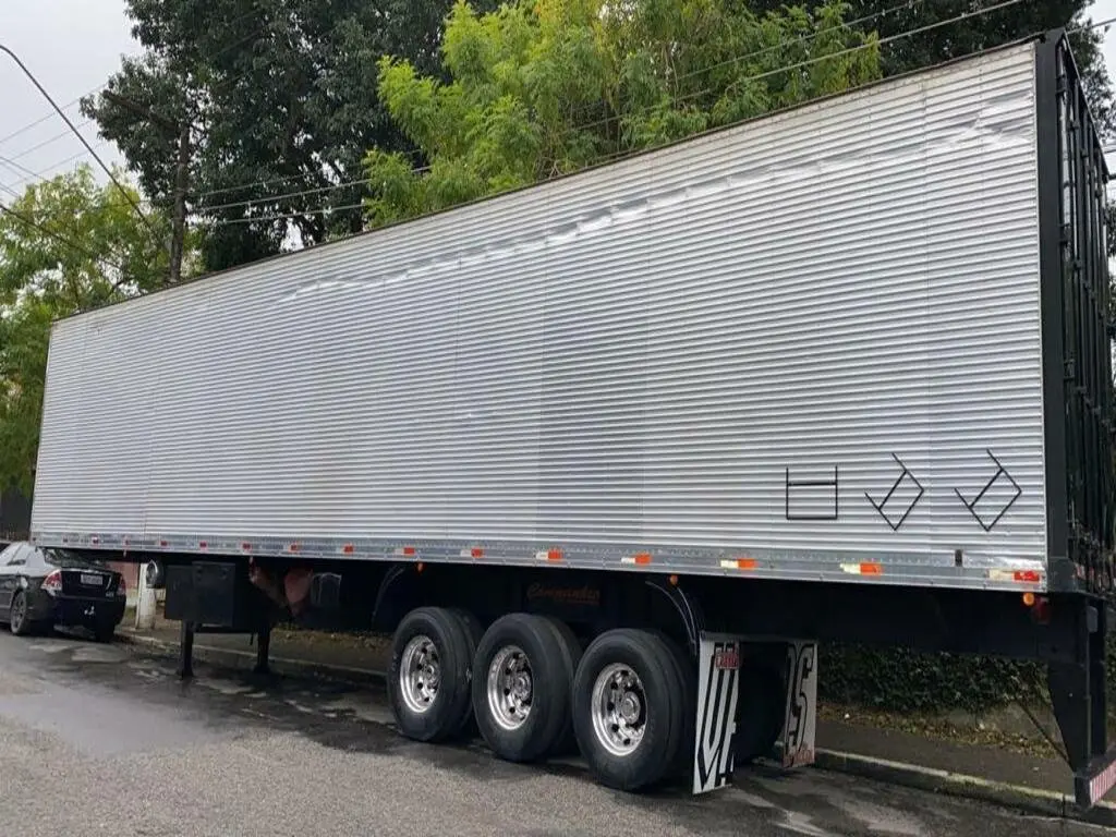 Carreta com lona nova instalada pela Truck Center Express